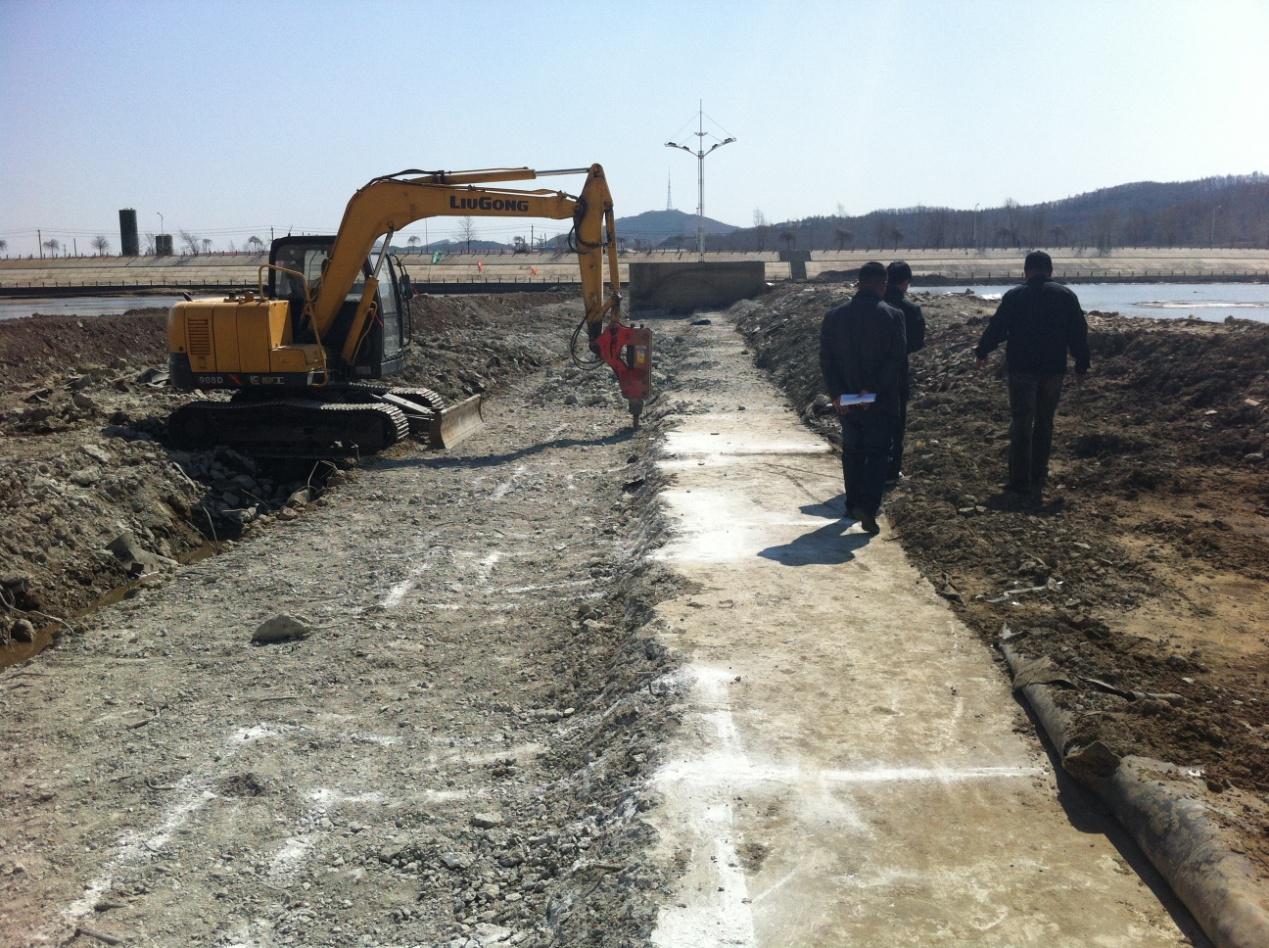 工程師在烈日下進(jìn)行合頁壩改造